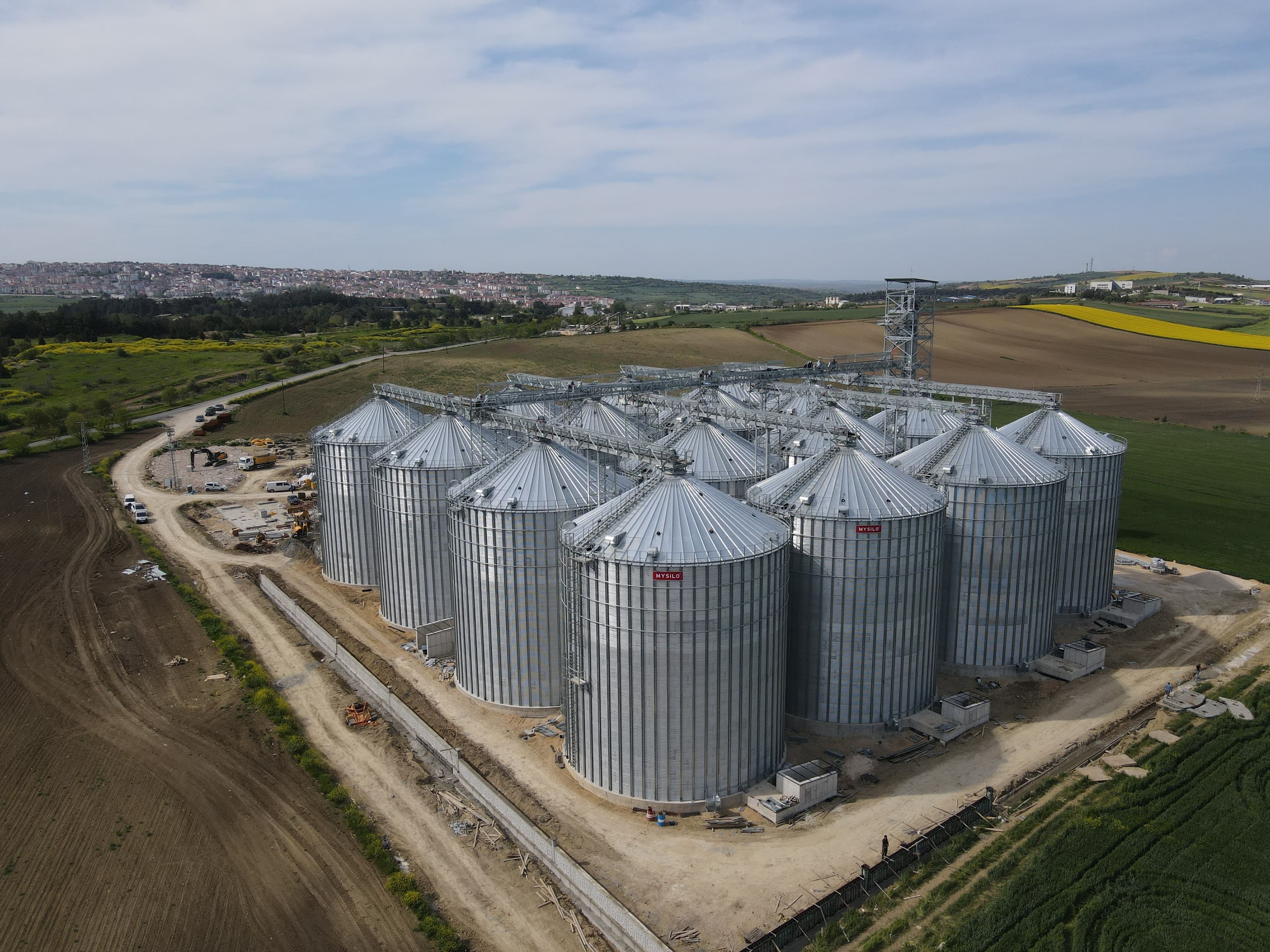 Tarım arazisi ve silo